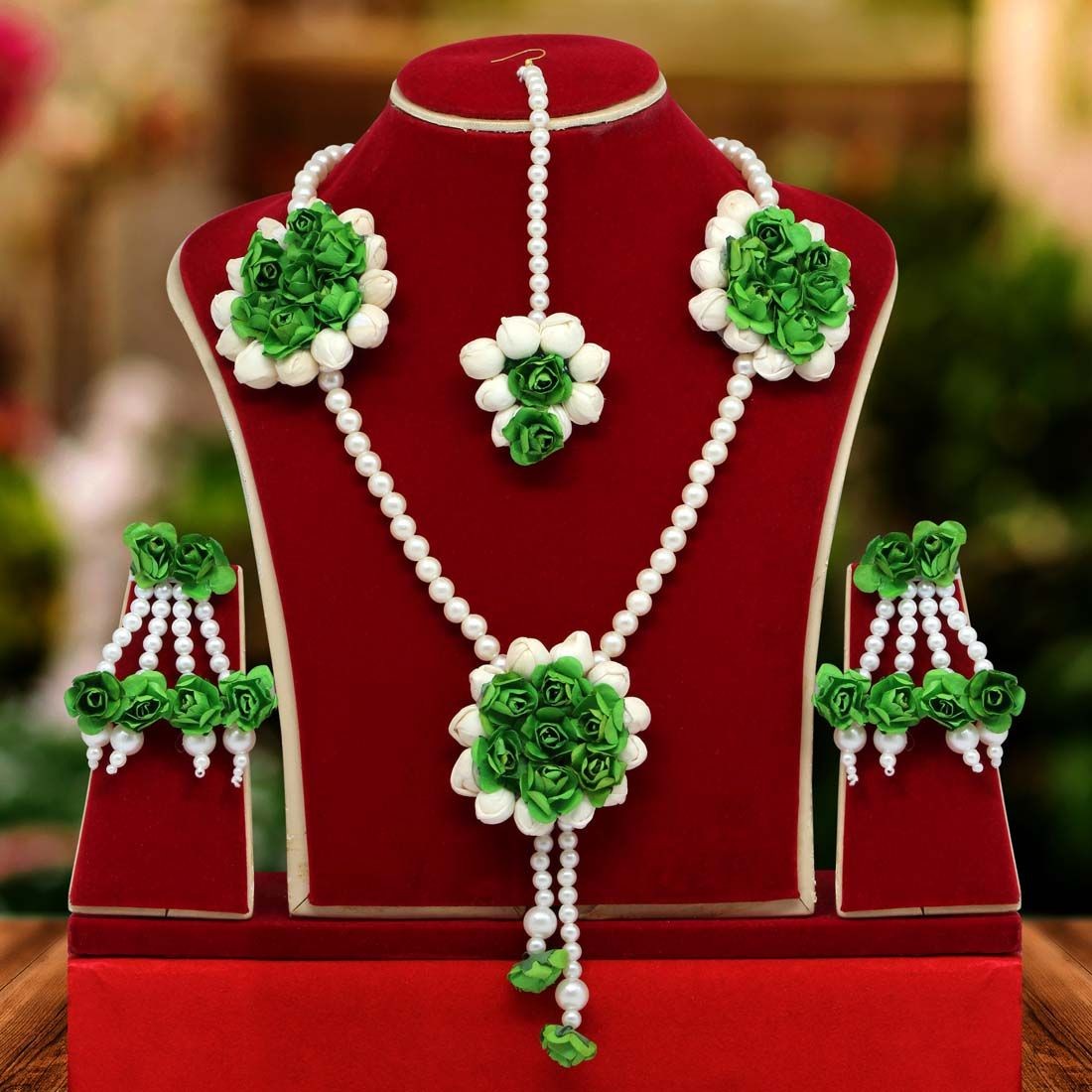 Conjunto rosas verdes perlas blancas